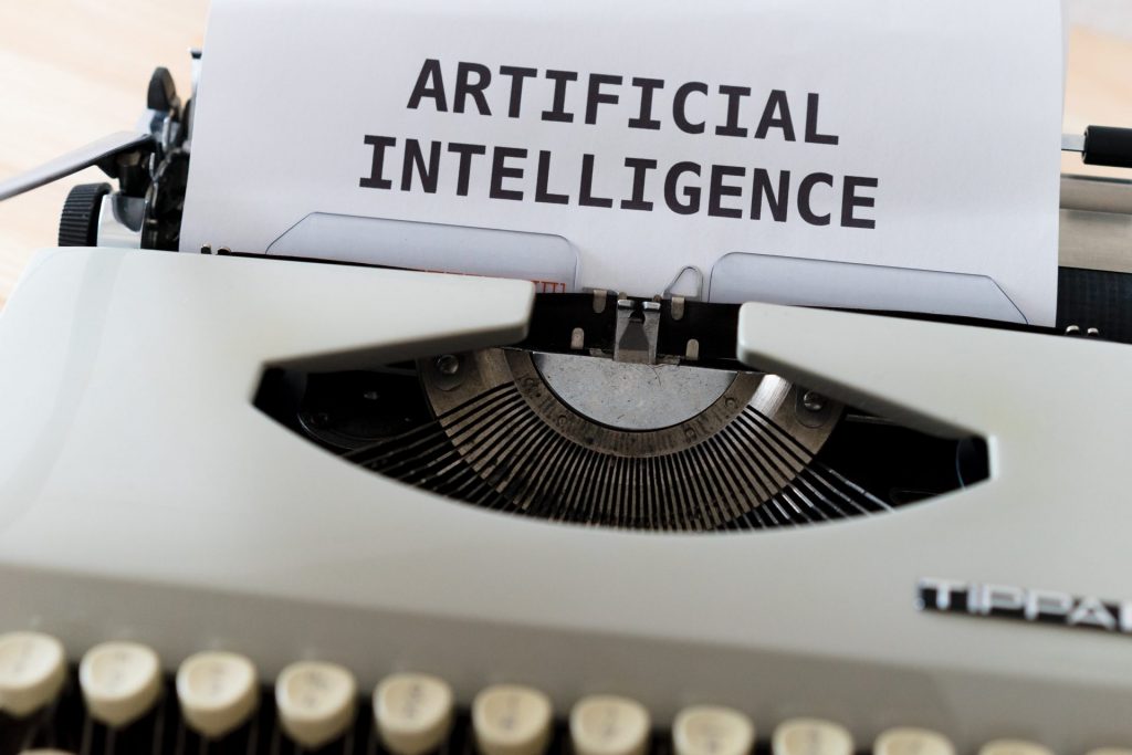 Künstliche Intelligenz (KI) schreibt mit Schreibmaschine
