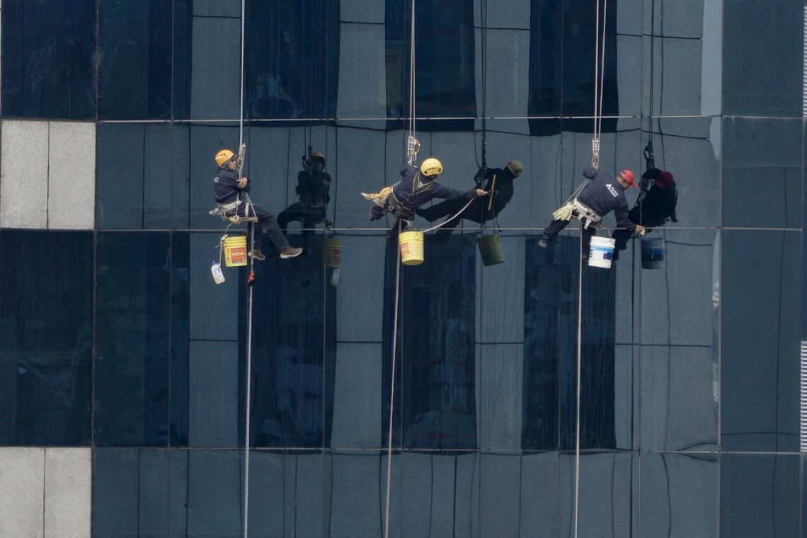 Eine Reinigungsfirma aus Zürich putzt die Fenster