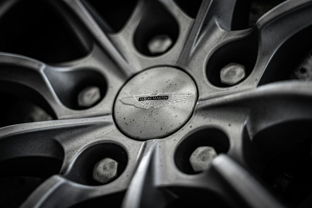 silbernes Mercedes-Benz-Mehrspeichenrad